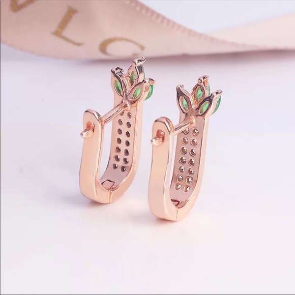 New Women’s Rose Gold Plated Flower CZ Earrings - Picture 3 of 3